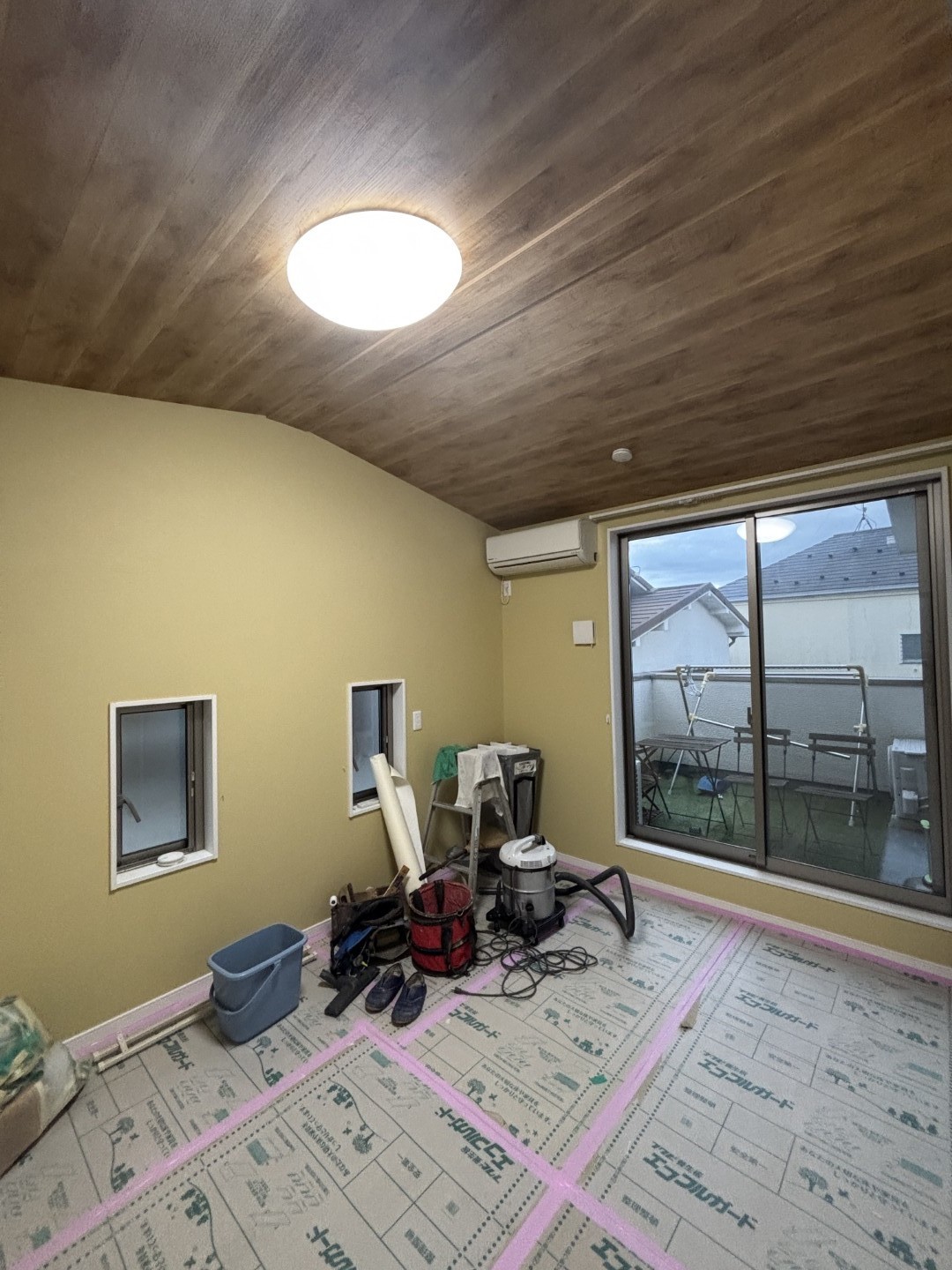 新しいクロスを貼った部屋