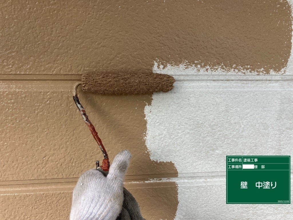 外壁塗装の中塗り