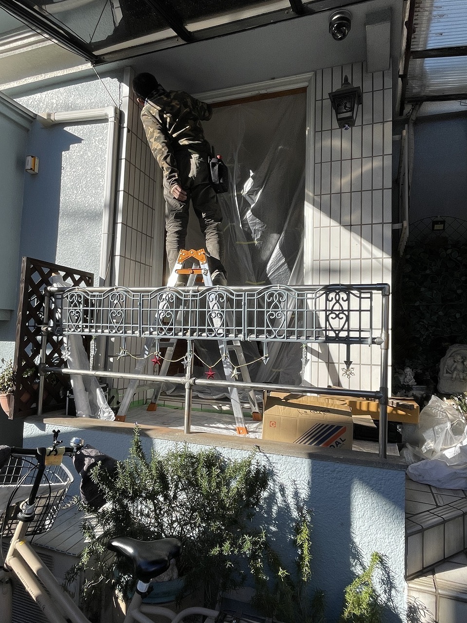 木枠を造作している人