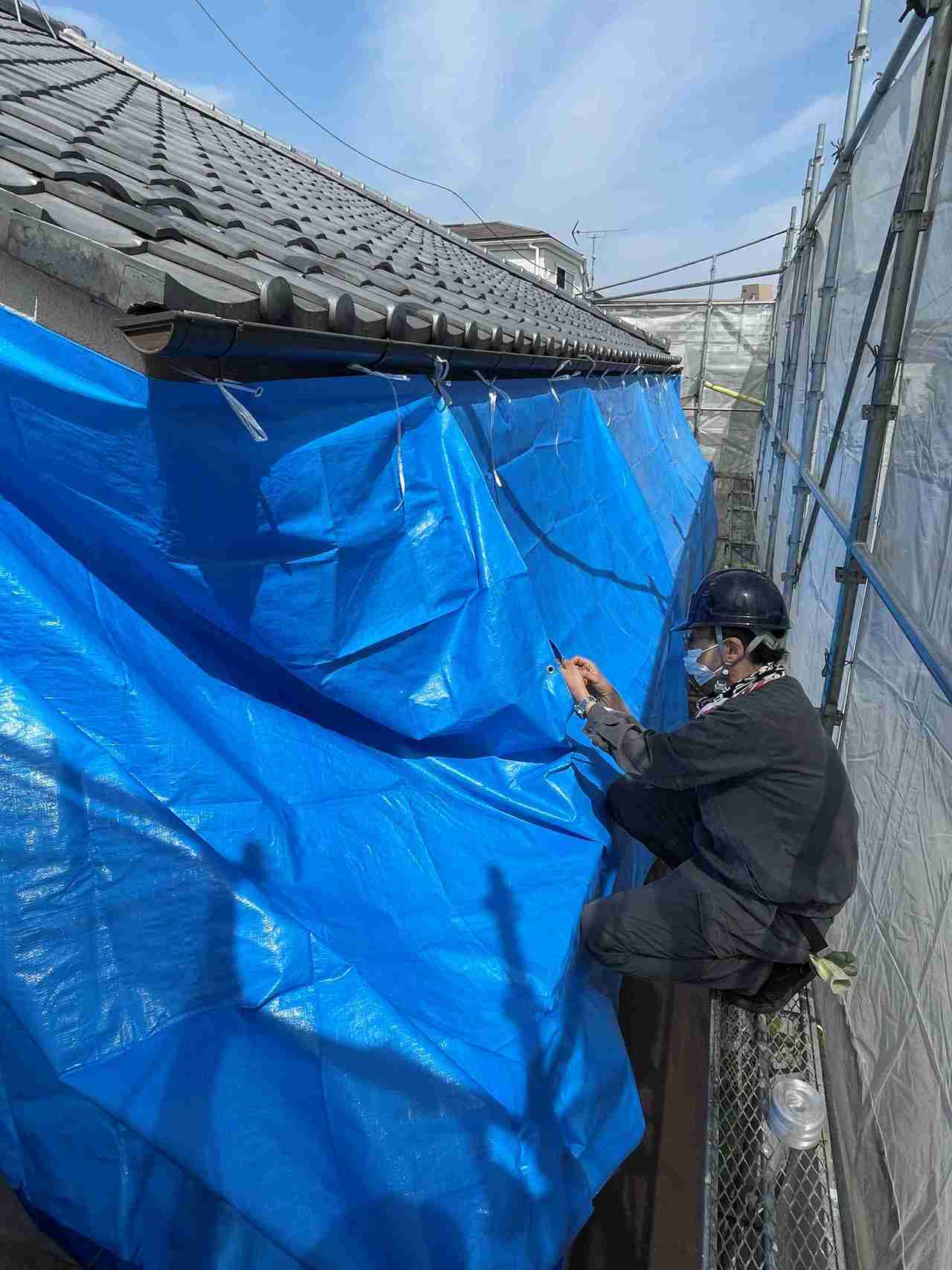 破損箇所補修中の屋根