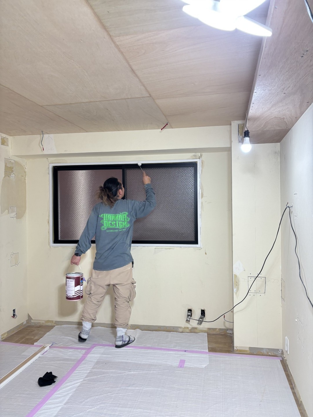塗装している職人