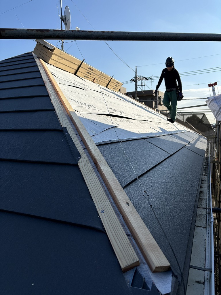 小平市リフォームワークスの施工事例：塗装中の屋根