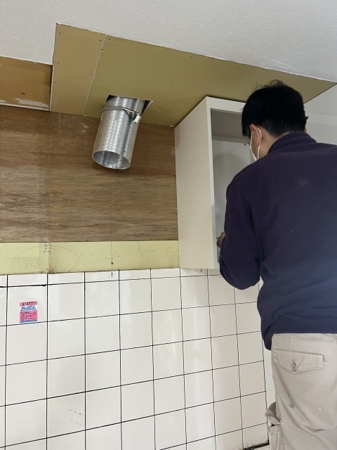 小平市リフォームワークス高齢者専用住宅キッチンリフォームキッチン吊り戸棚取付