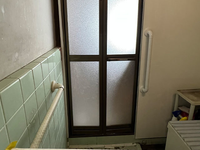 小平市リフォームワークス施工事例：浴室折れ戸改修完成