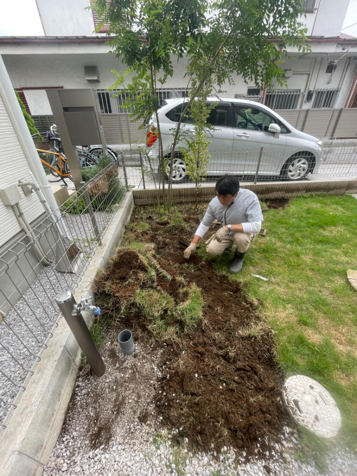 庭を解体している人