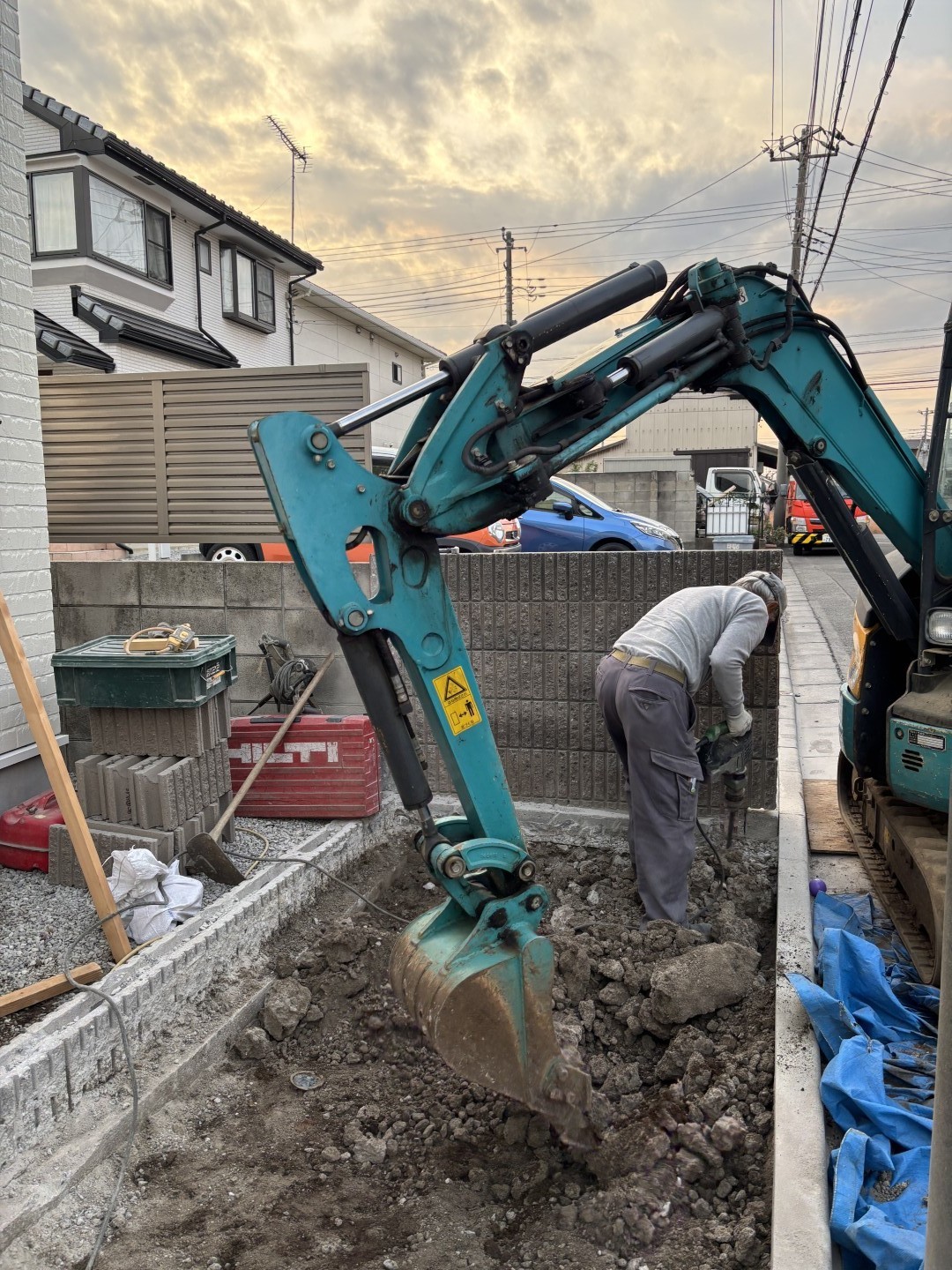 土間コンクリートを解体する職人