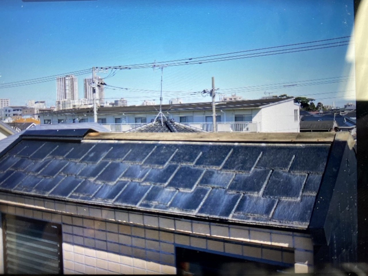 小平市リフォームワークスの施工事例：棟板金交換工事前の屋根