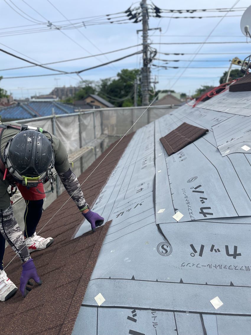 小平市リフォームワークスの施工事例：塗装中の屋根