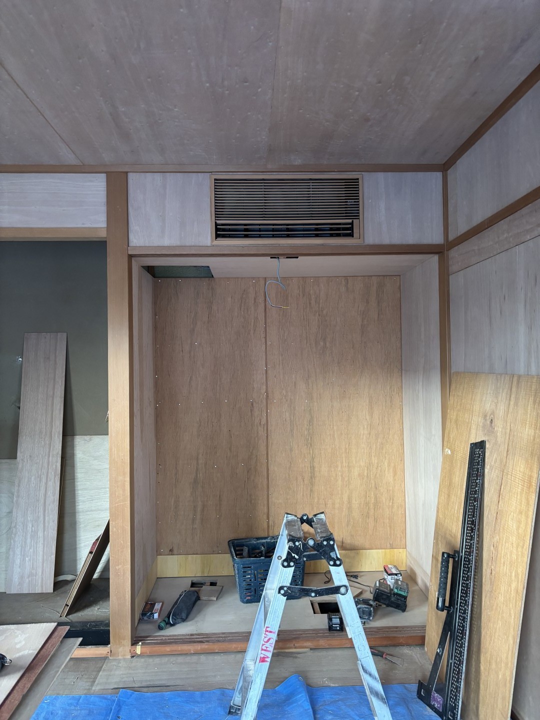 下地を貼った天井と壁