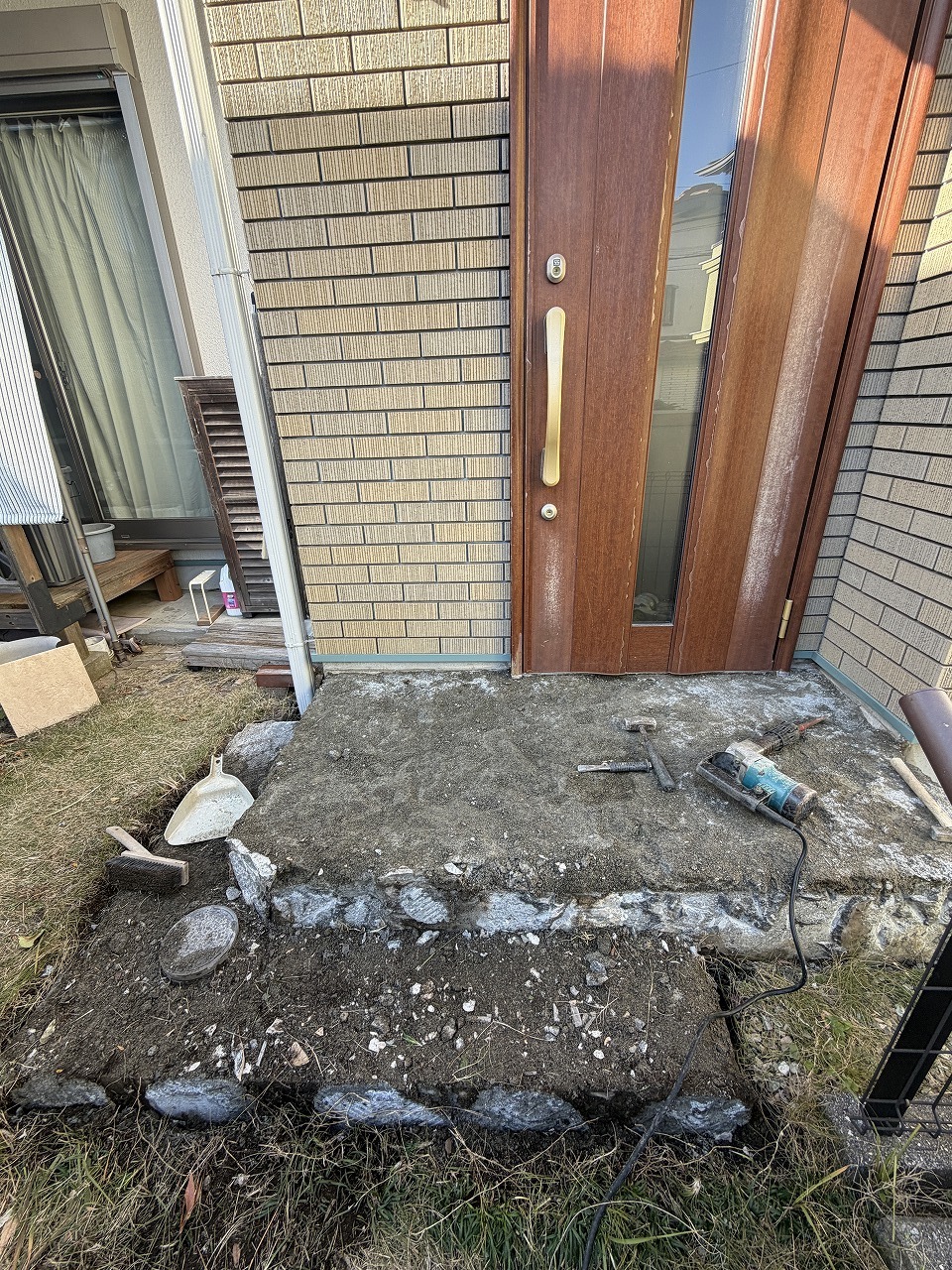 既存タイルを解体