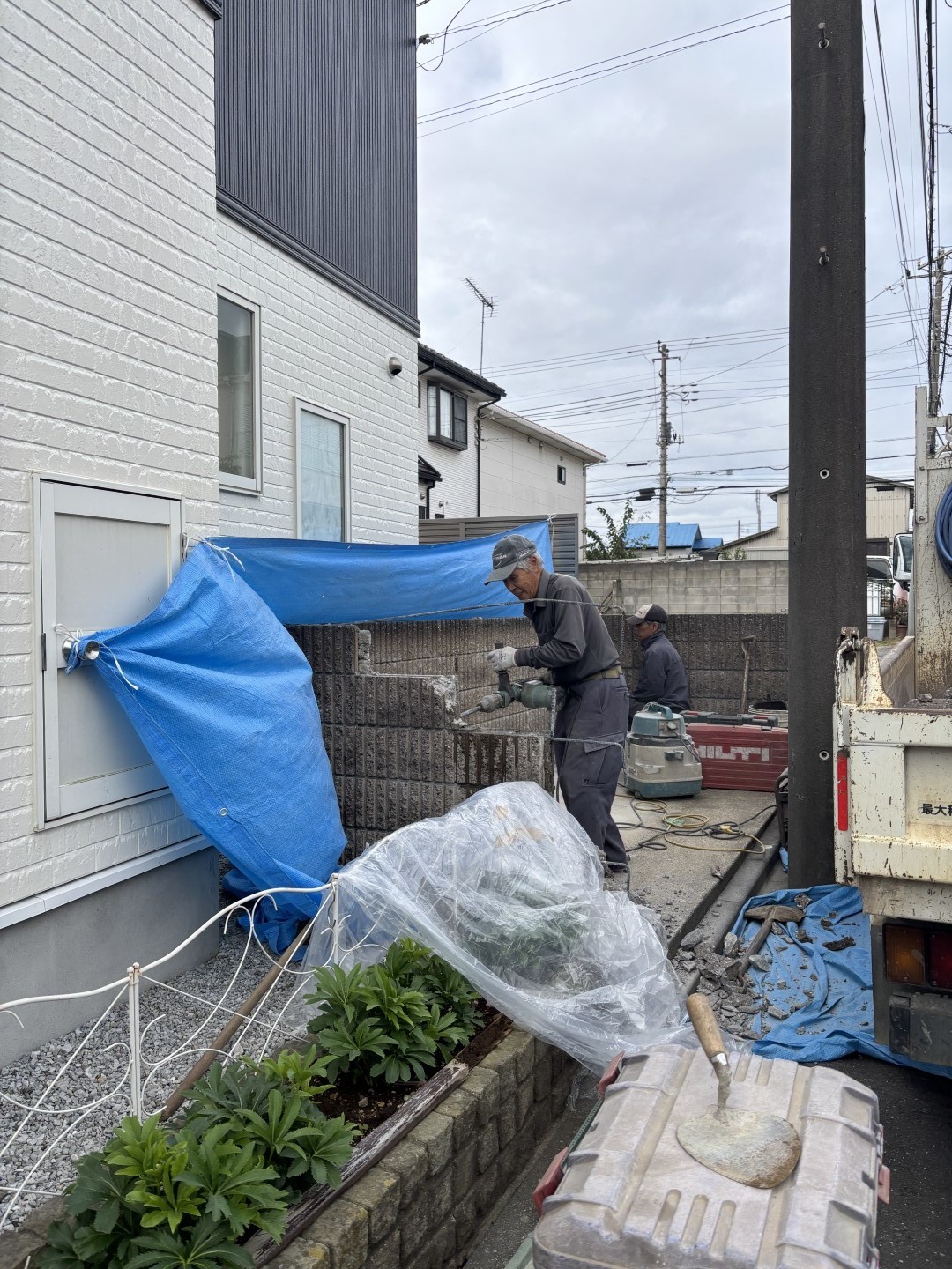 コンクリートブロックを撤去する職人