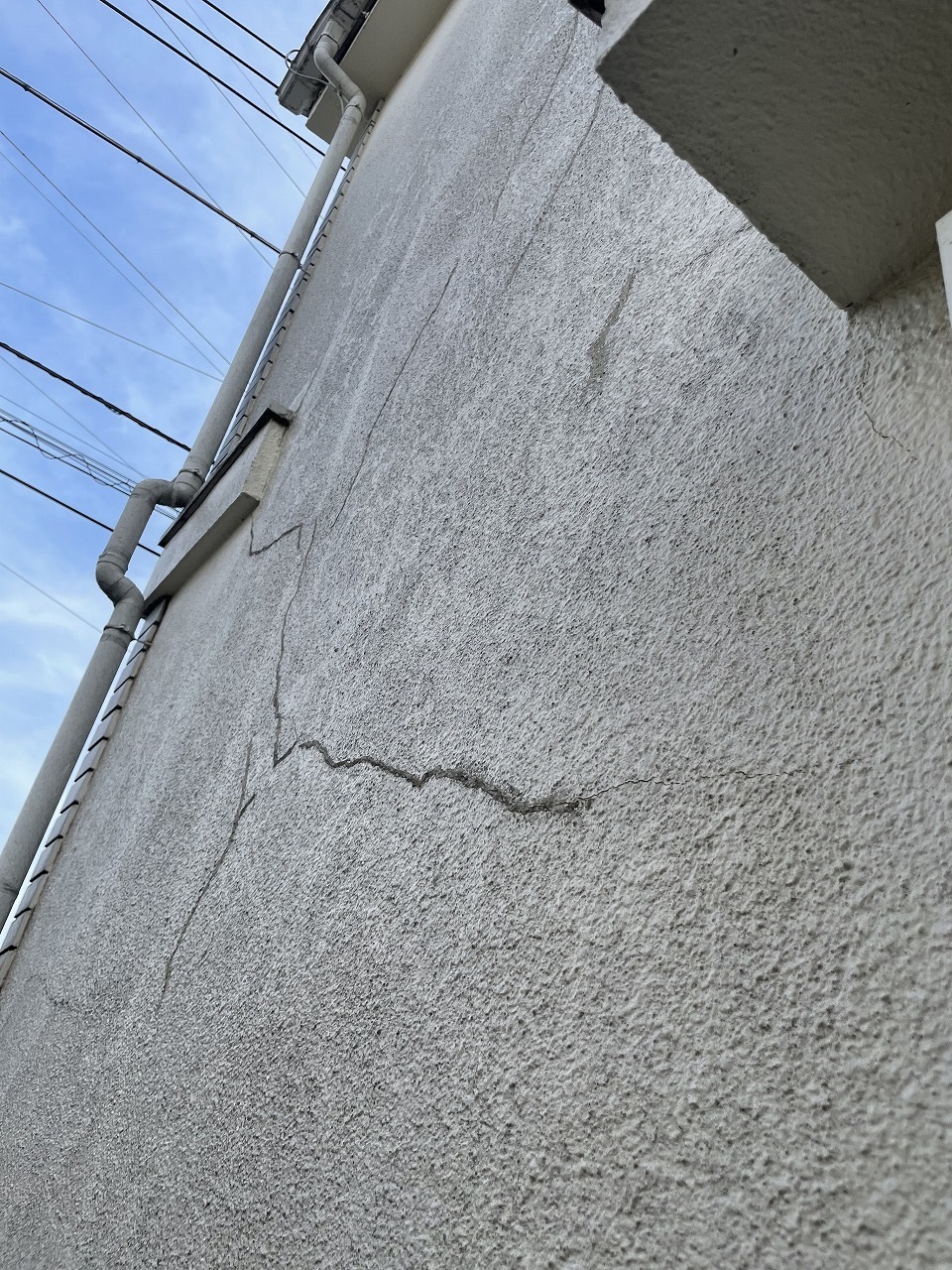 漏水してクロスが剥げた天井