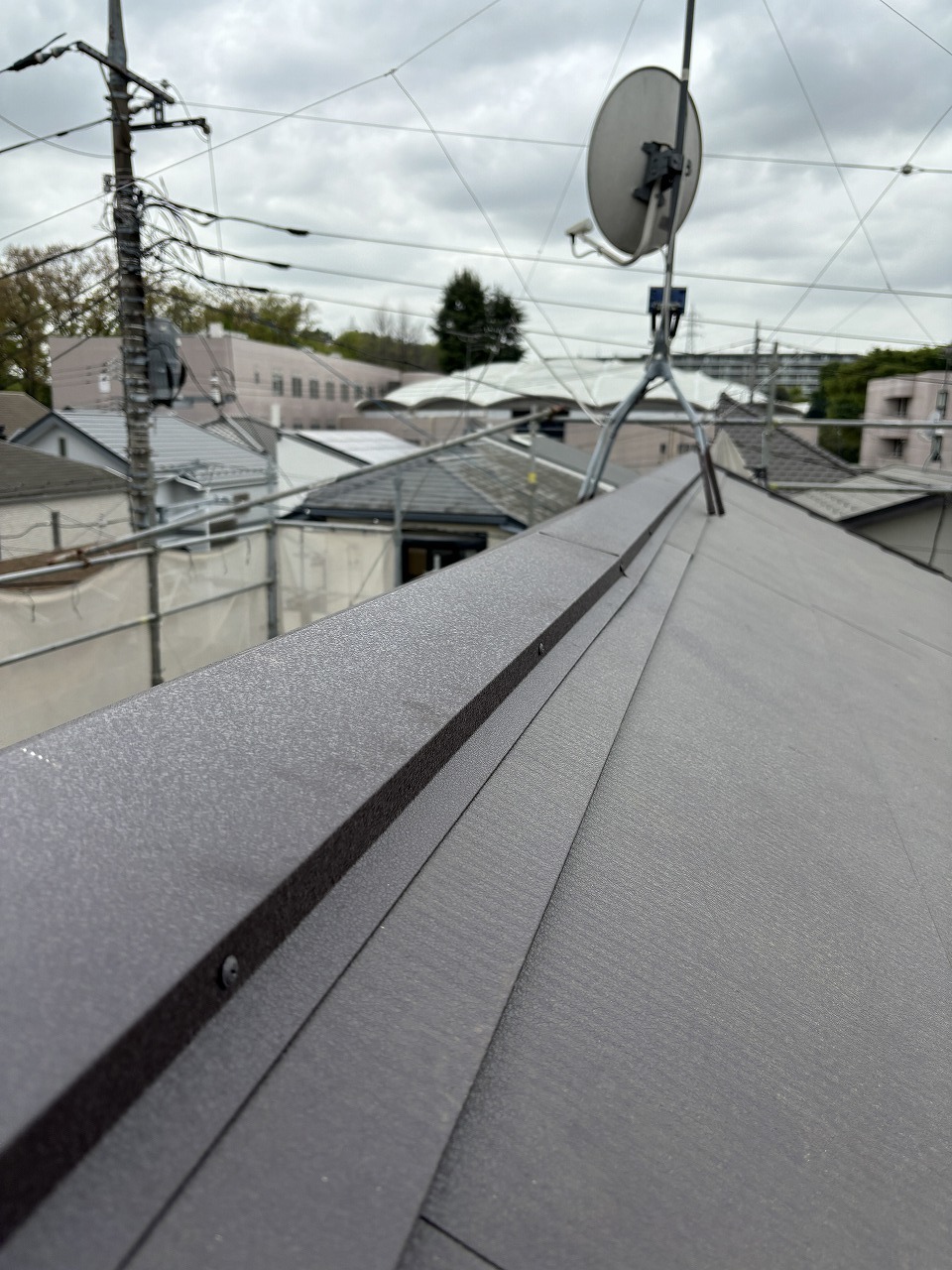 小平市リフォームワークスの施工事例：塗装中の屋根