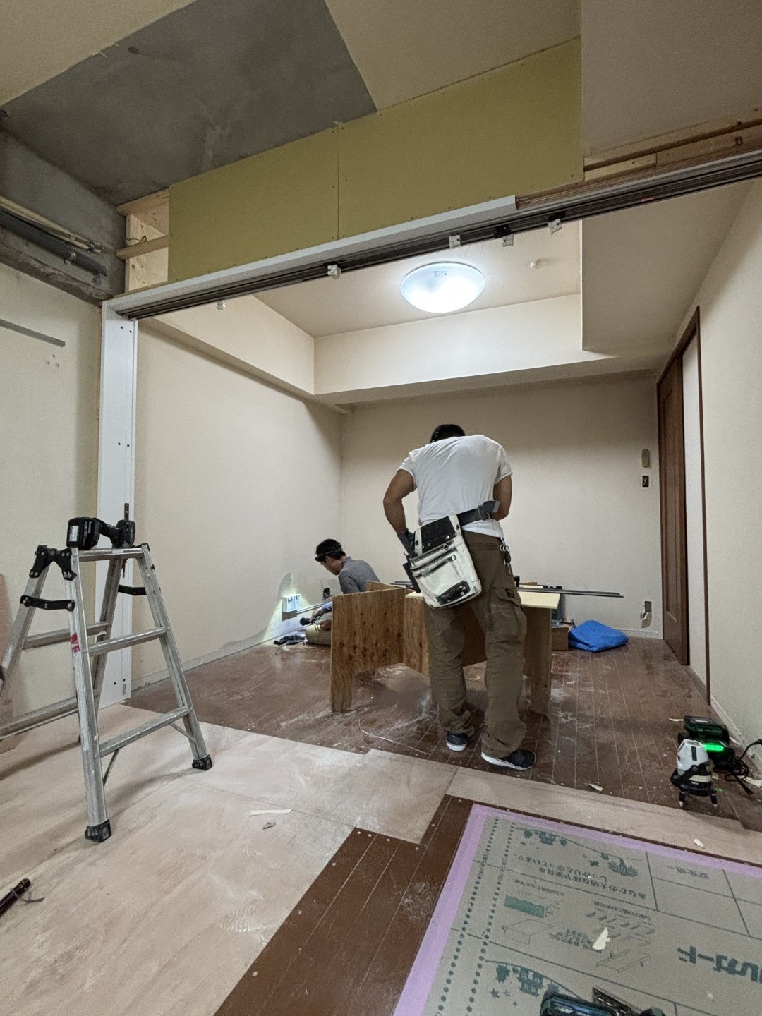 下地壁を造作する職人