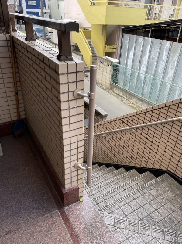 小平市リフォームワークス施工事例：手摺を取り付けた一階からの画像