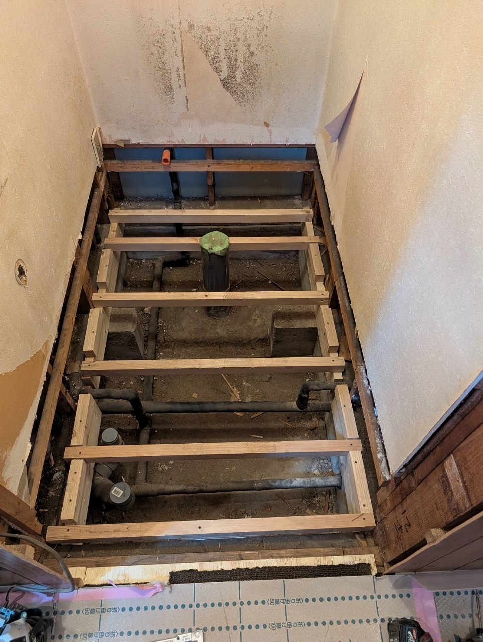 小平市リフォームワークスの西東京市施工事例：工事中のトイレ