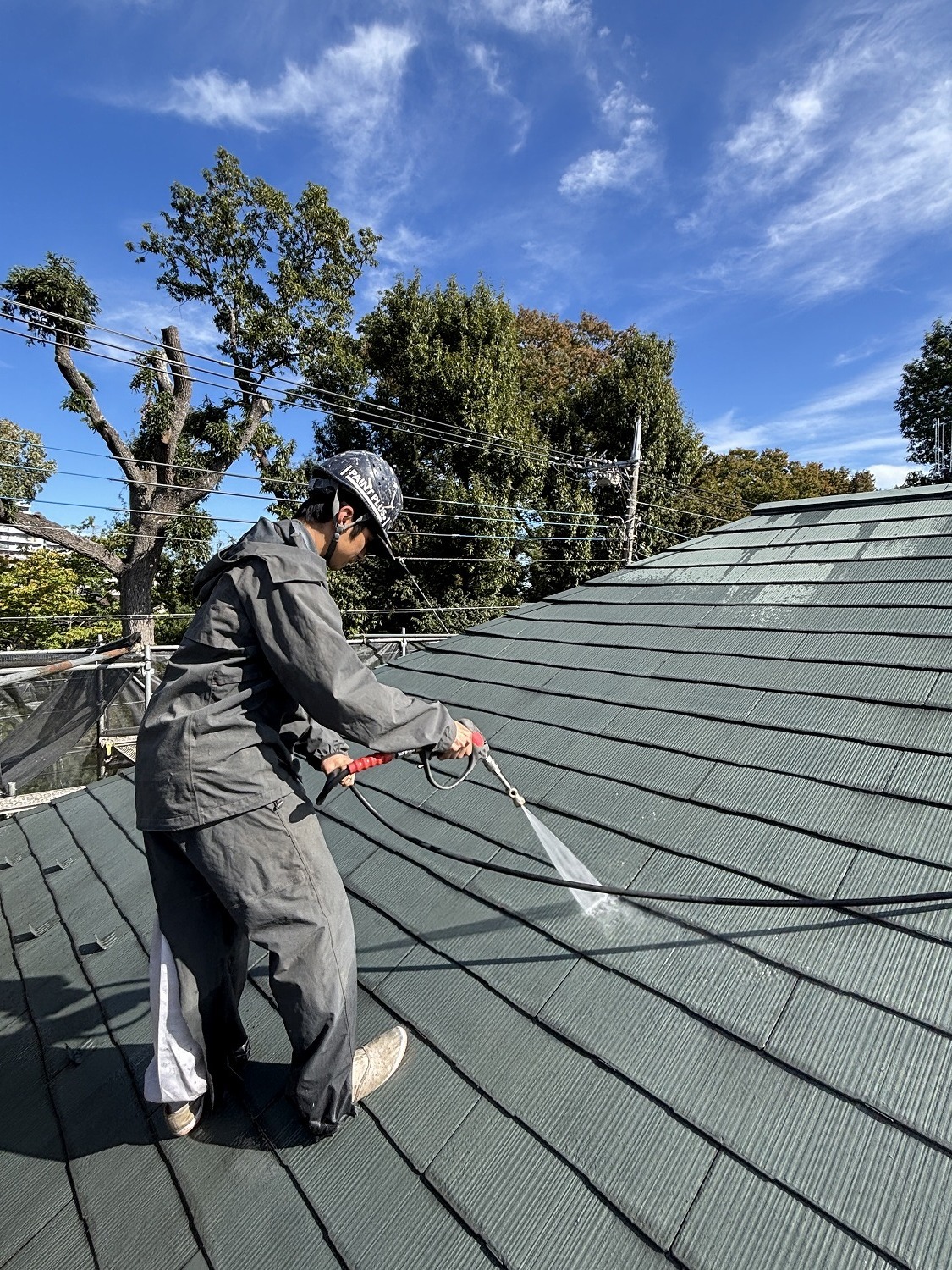 小平市リフォームワークスの施工事例：高圧洗浄中のベランダ