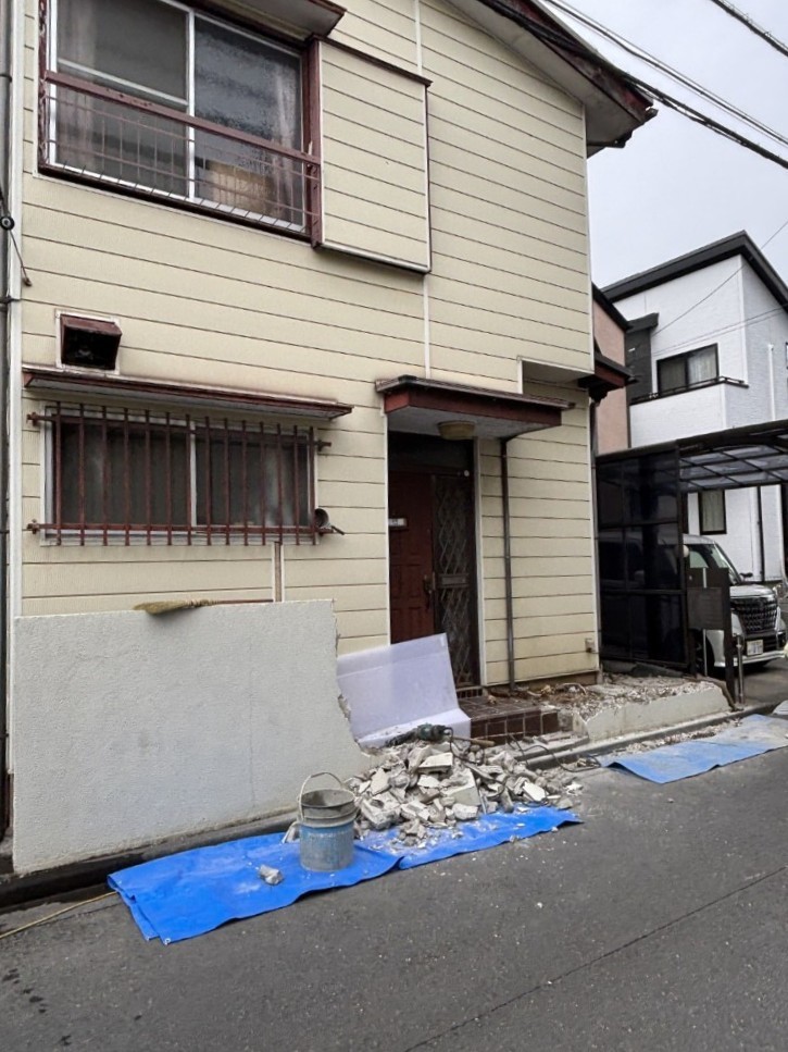 既存ブロック塀を撤去している状況