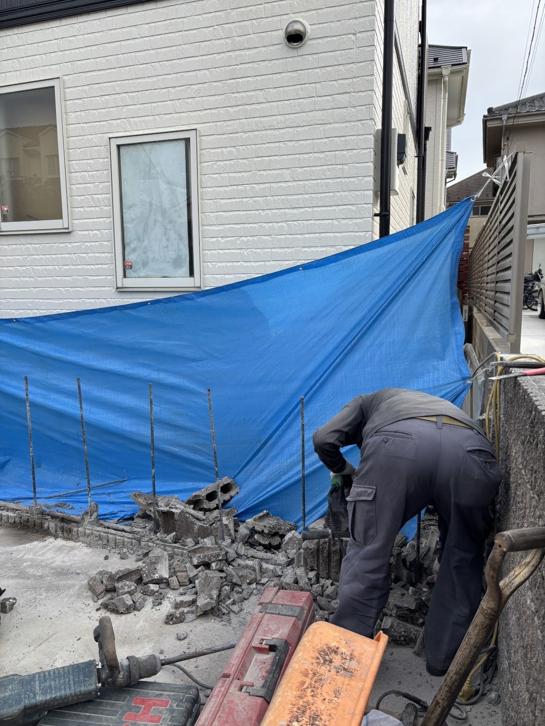 コンクリートブロックを撤去する職人