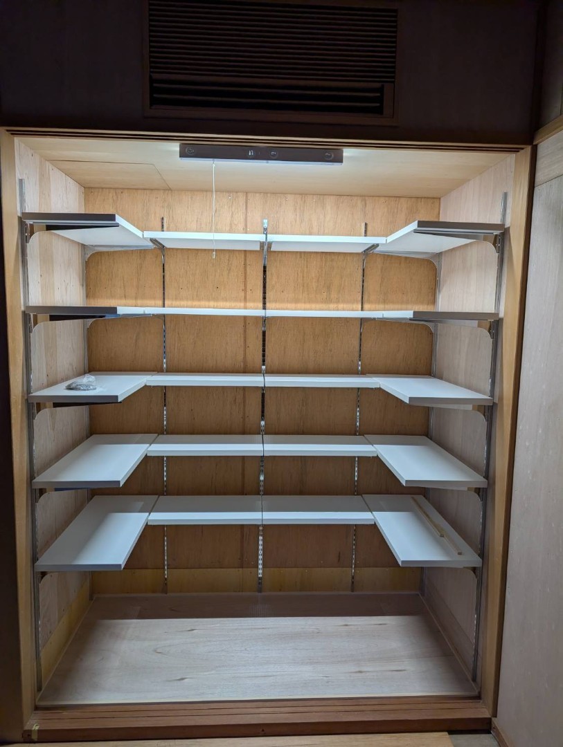 棚板が設置された押入