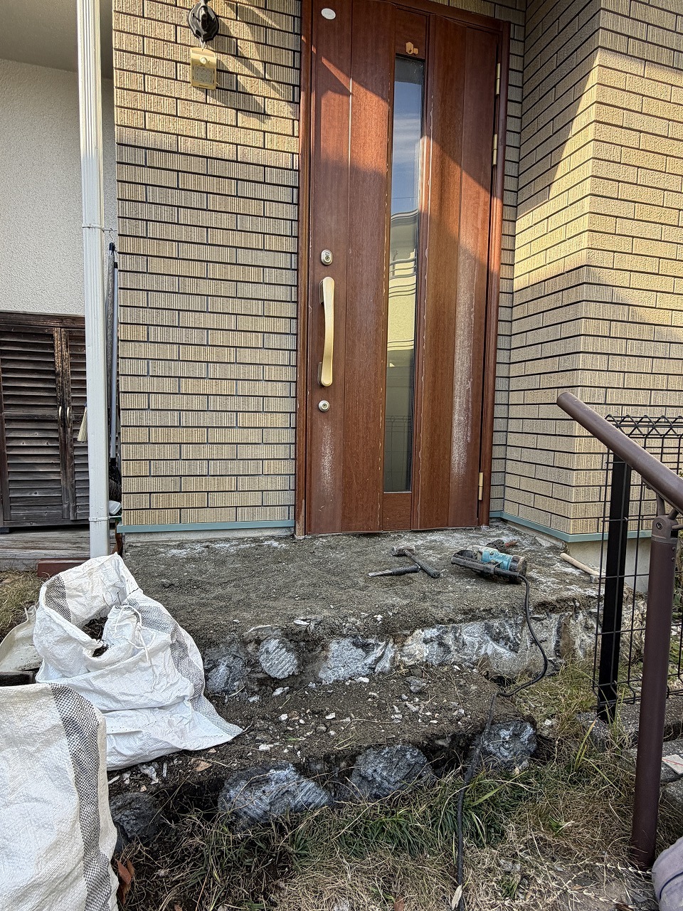 既存タイルを解体