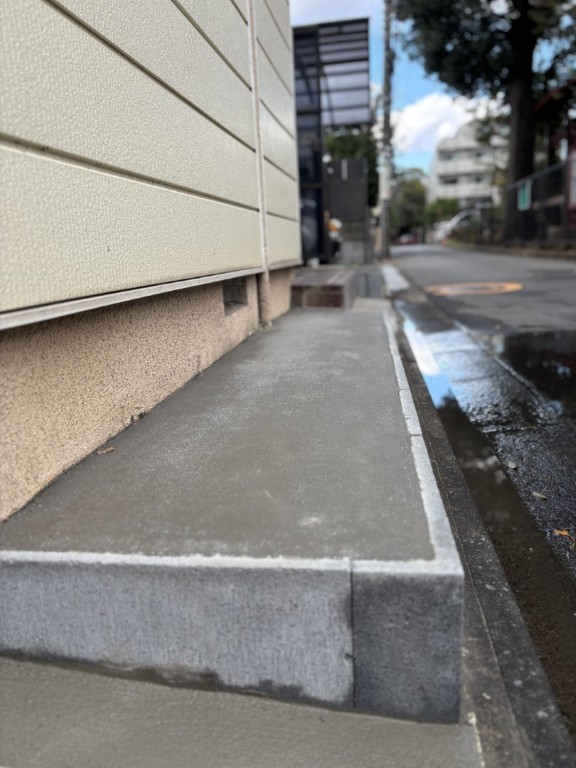 土間コンクリートを打設し、流し込みが完了した直後の様子