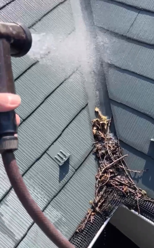 天井を解体する職人