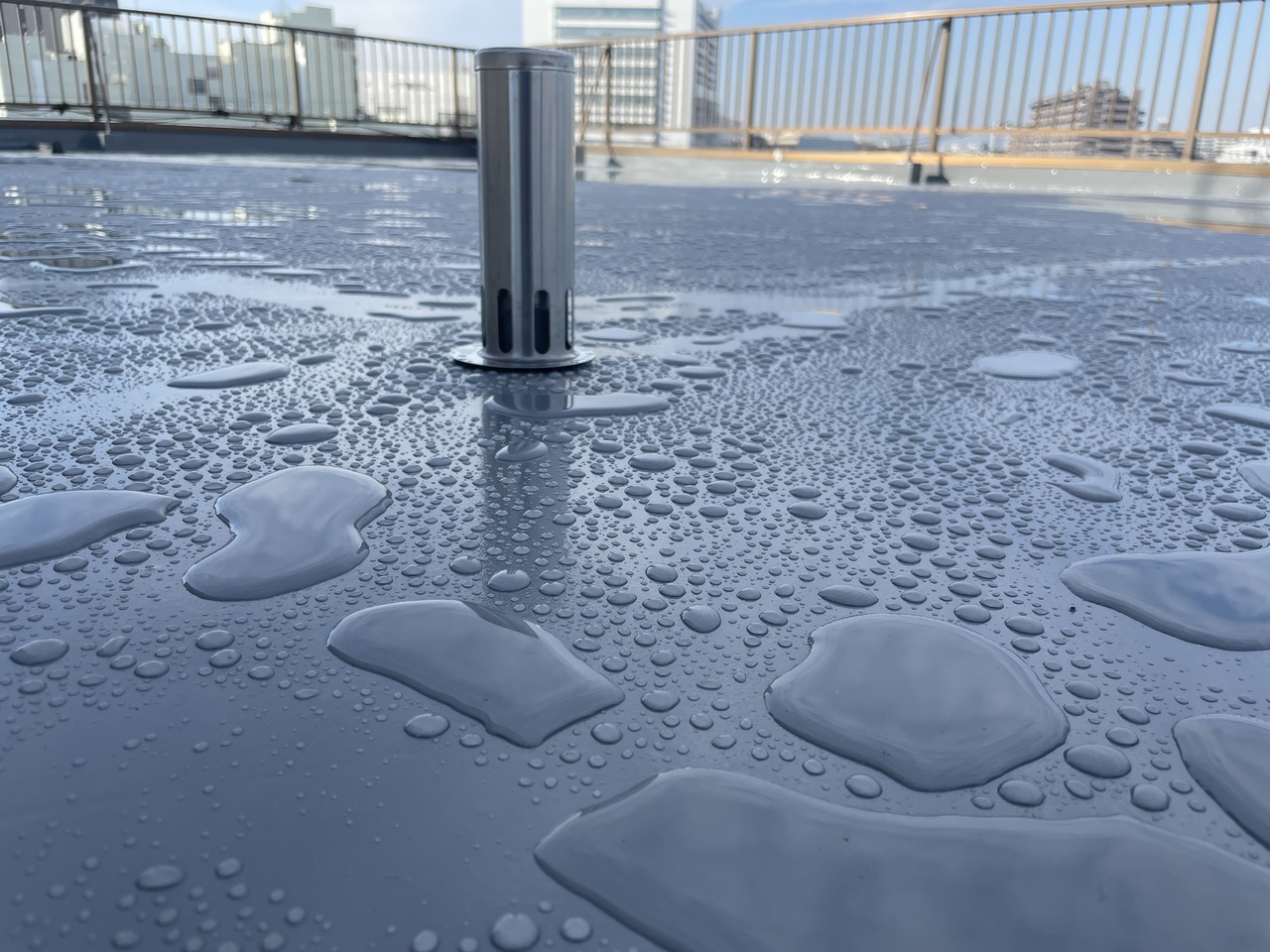 雨上がり後の屋上防水の仕上がり