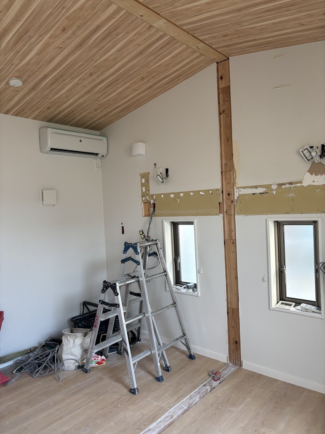 既存の間仕切りを解体した部屋