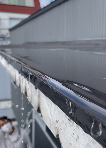 庇から破風を伝う雨