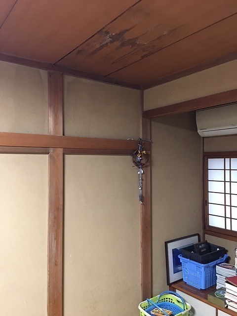 漏水してクロスが剥げた天井