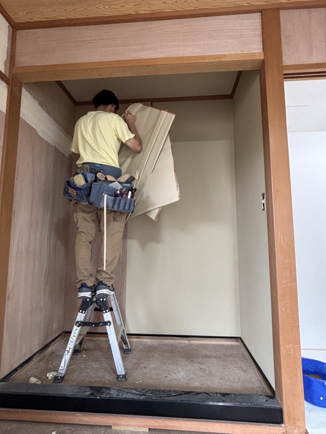 クロスを貼る職人