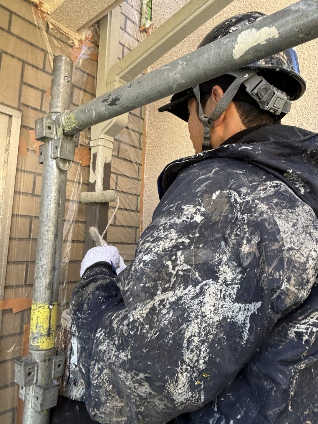 付帯部塗装中の職人