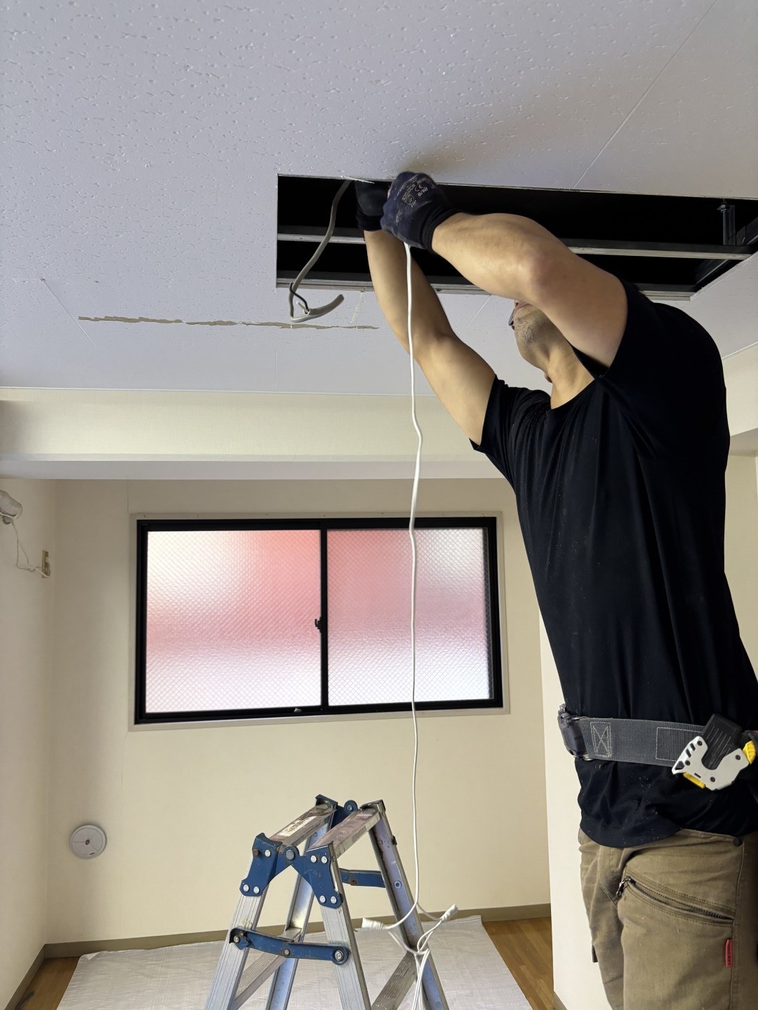 電気工事中の職人
