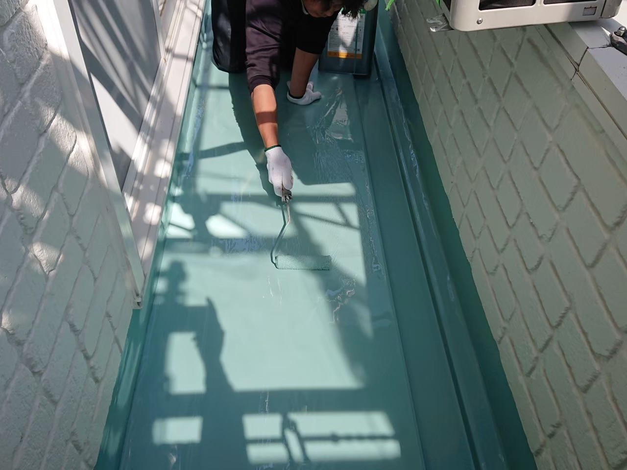 ウレタン塗膜防水材を塗布中のバルコニー
