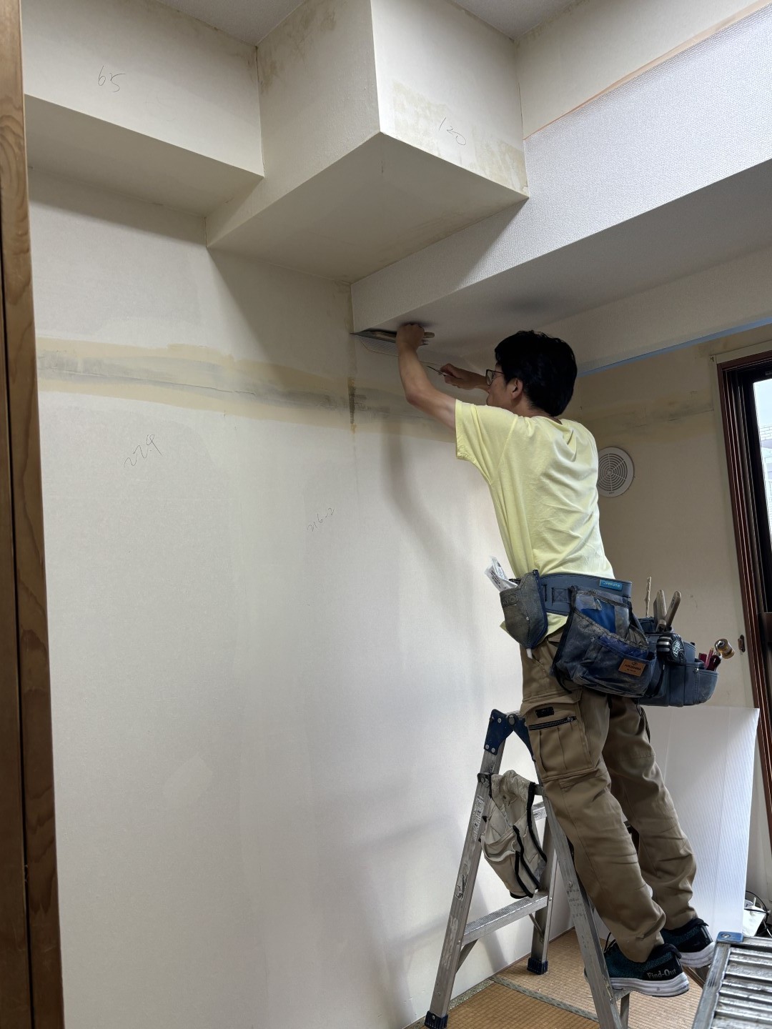下地壁を造作する職人