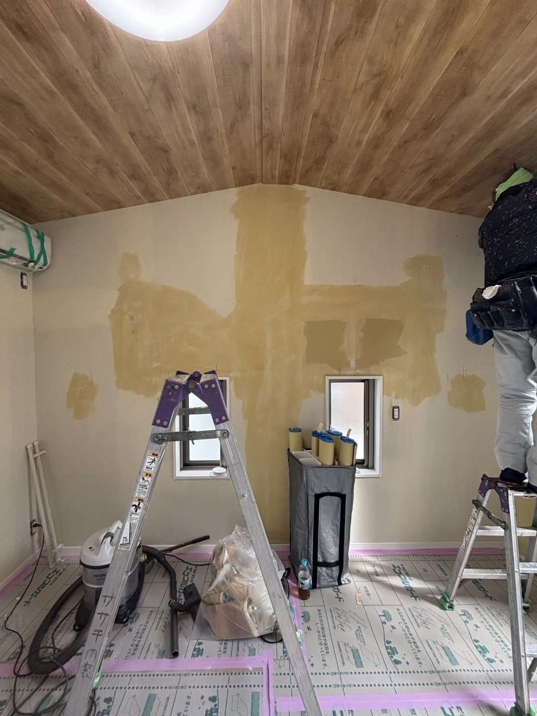 パテ塗りをする職人