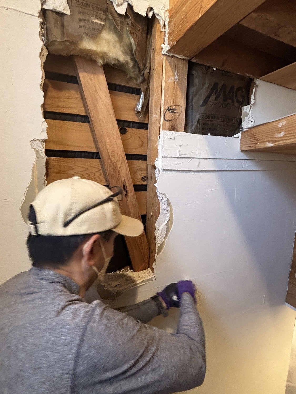 天井を解体する職人