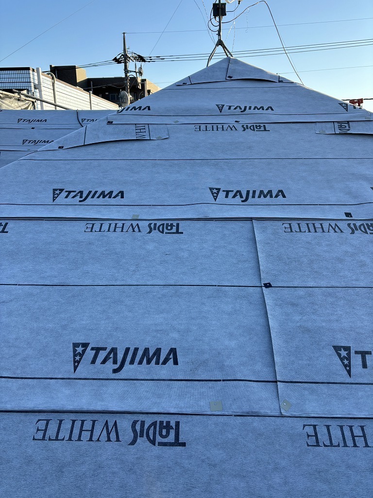 小平市リフォームワークスの施工事例：塗装中の屋根