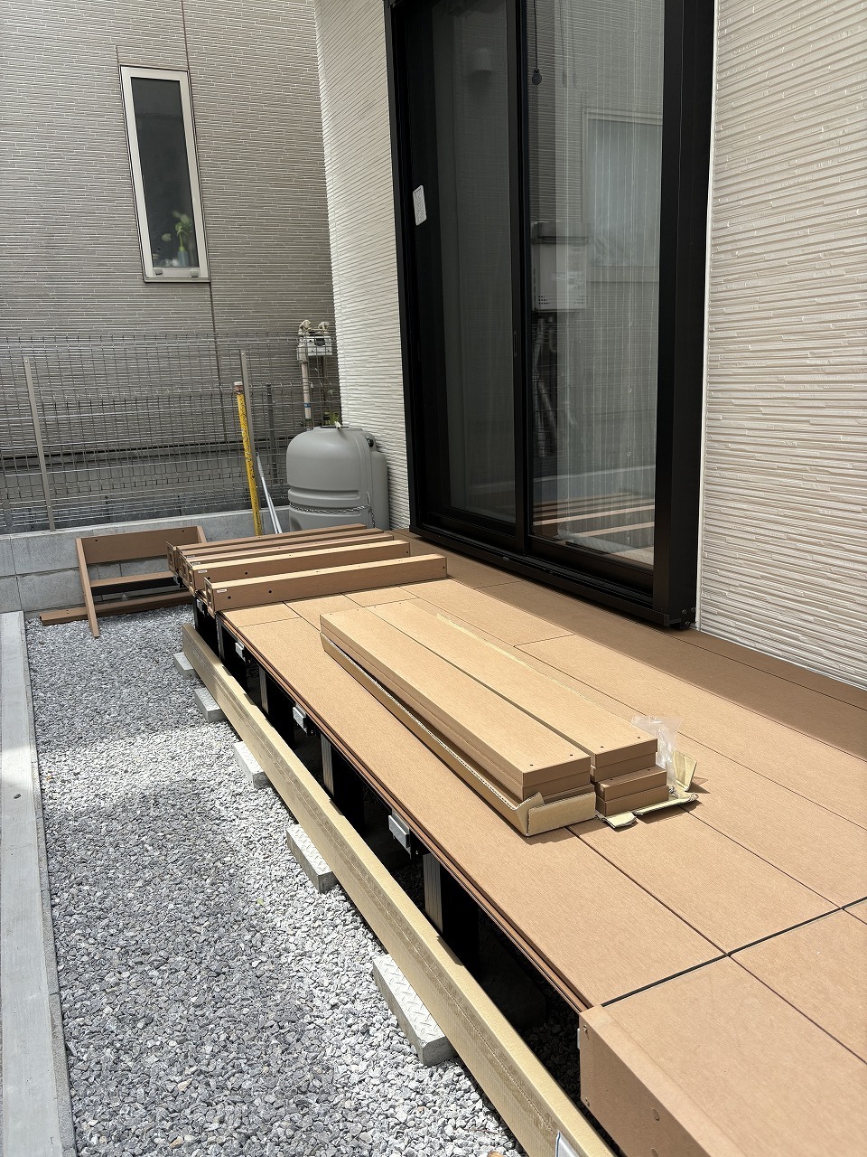 設置中のウッドデッキ