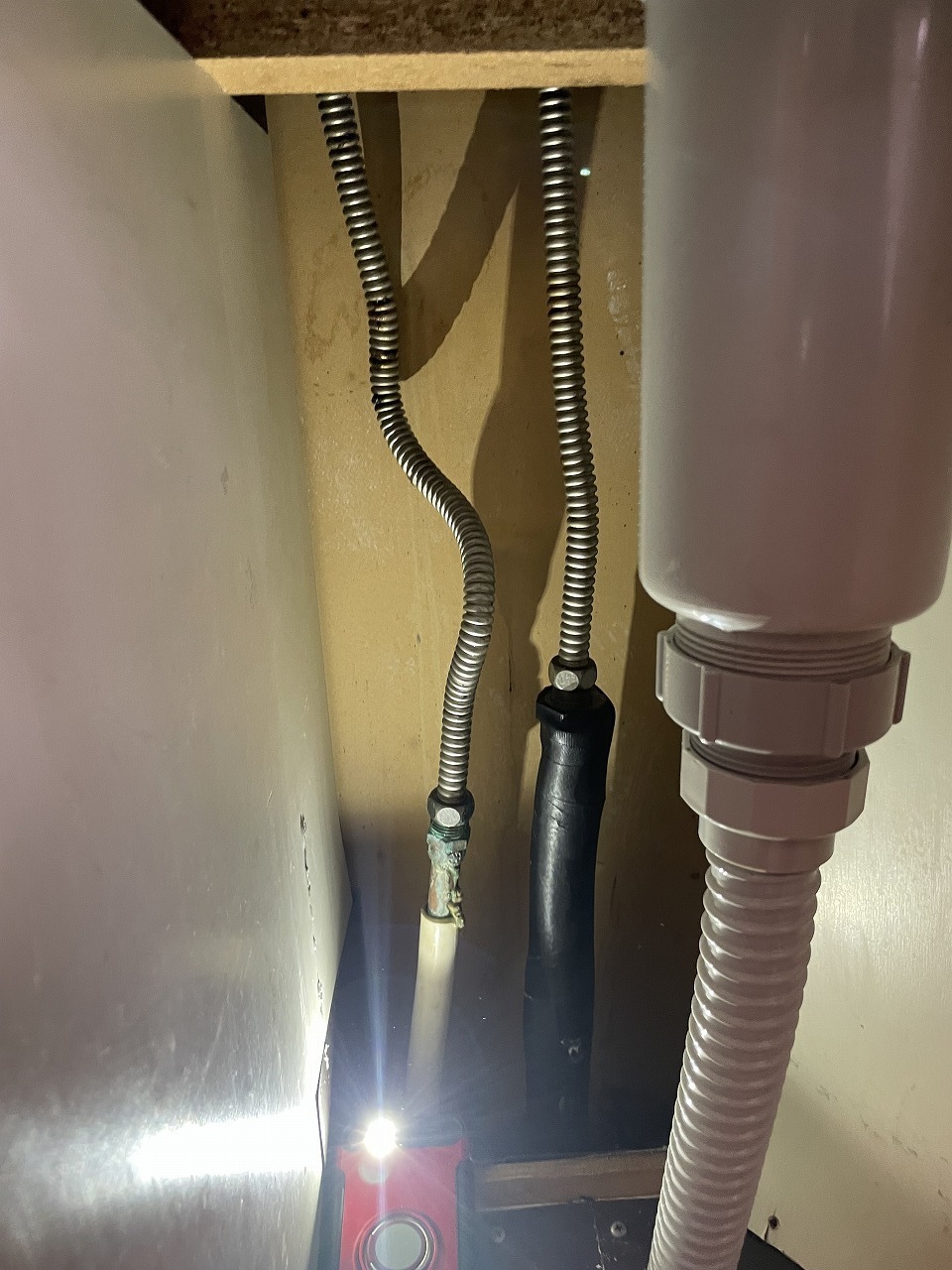 給水給湯フレキシブル管からの漏水