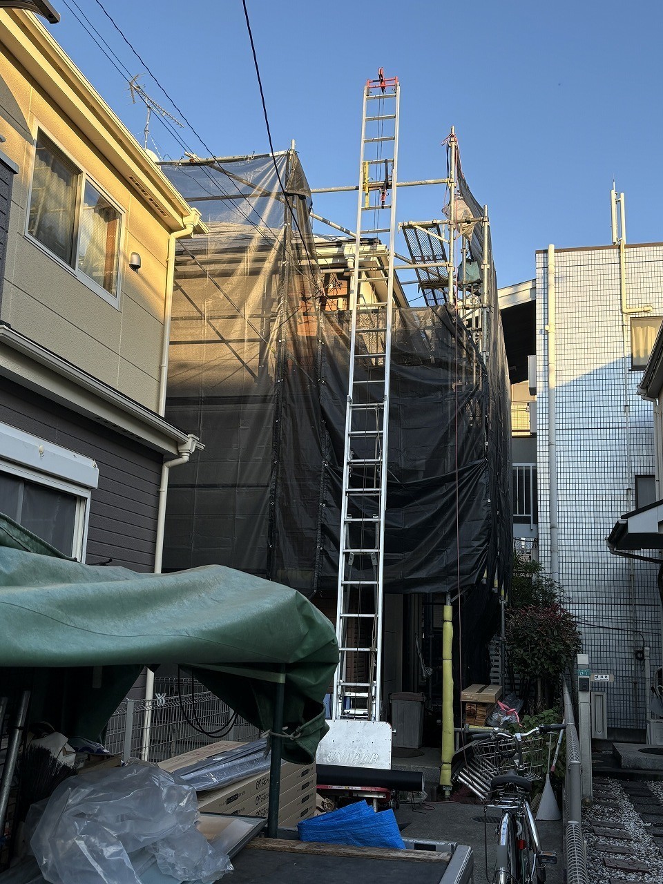小平市リフォームワークスの施工事例：屋根塗装・外壁塗装の足場