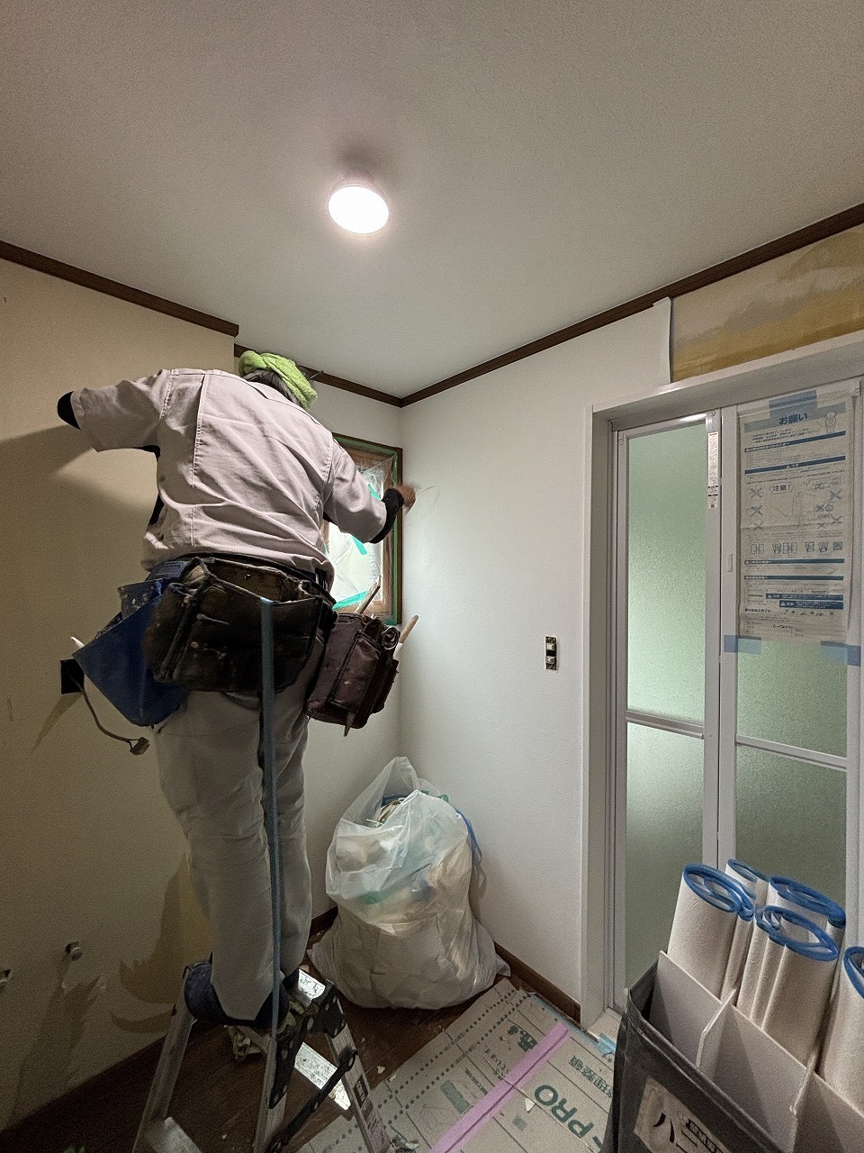 新規クロスを貼っている職人