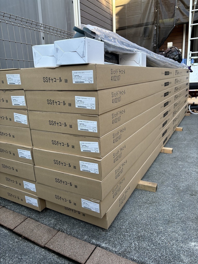 小平市リフォームワークスの施工事例：塗装中の屋根