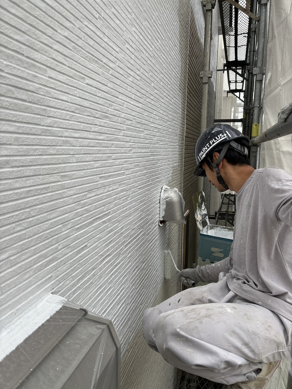 小平市リフォームワークスの施工事例：塗装中の外壁