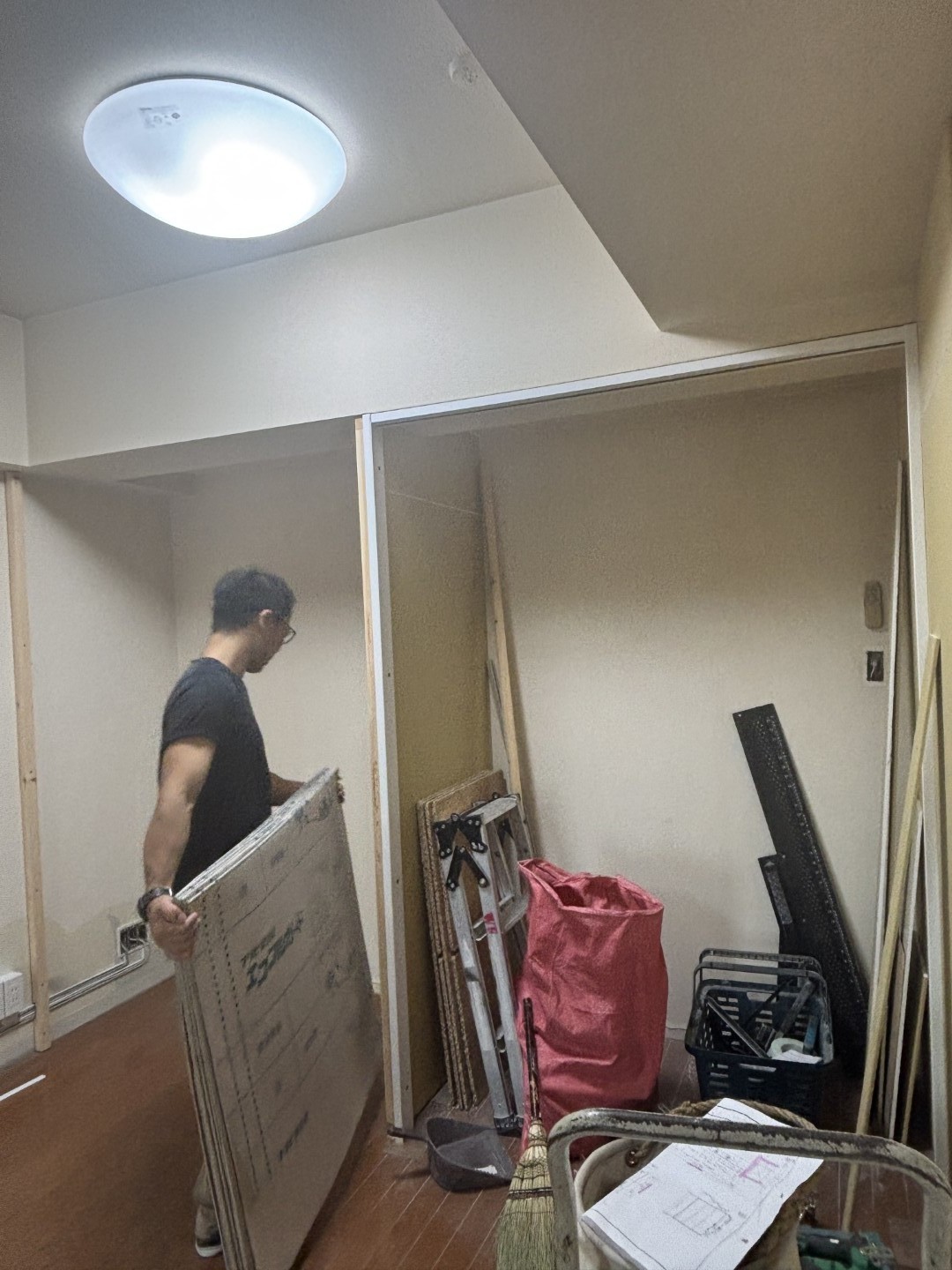 クローゼットを造作する職人
