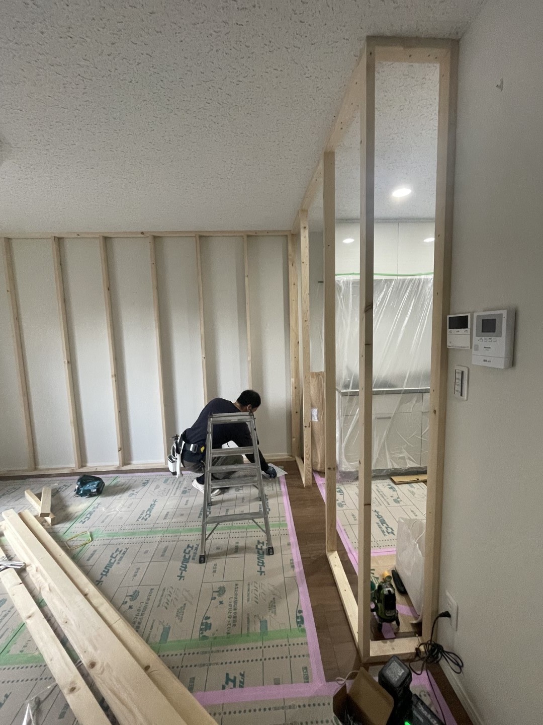 木枠を組む職人