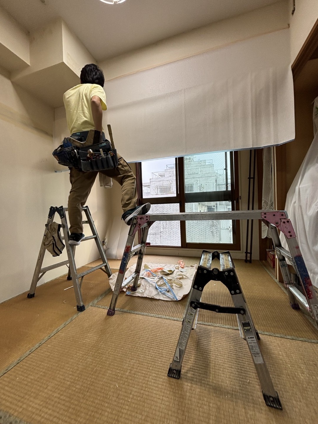 下地壁を造作する職人