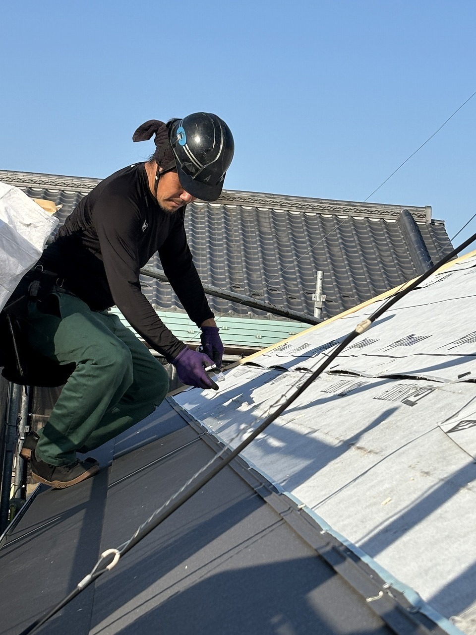 小平市リフォームワークスの施工事例：塗装中の屋根