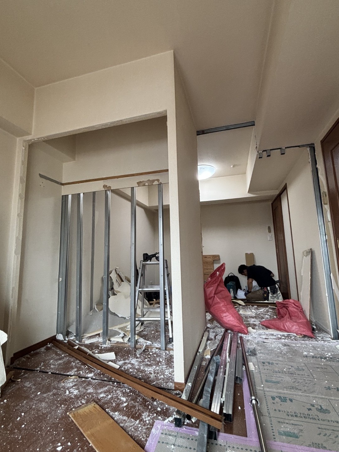 解体作業中の室内